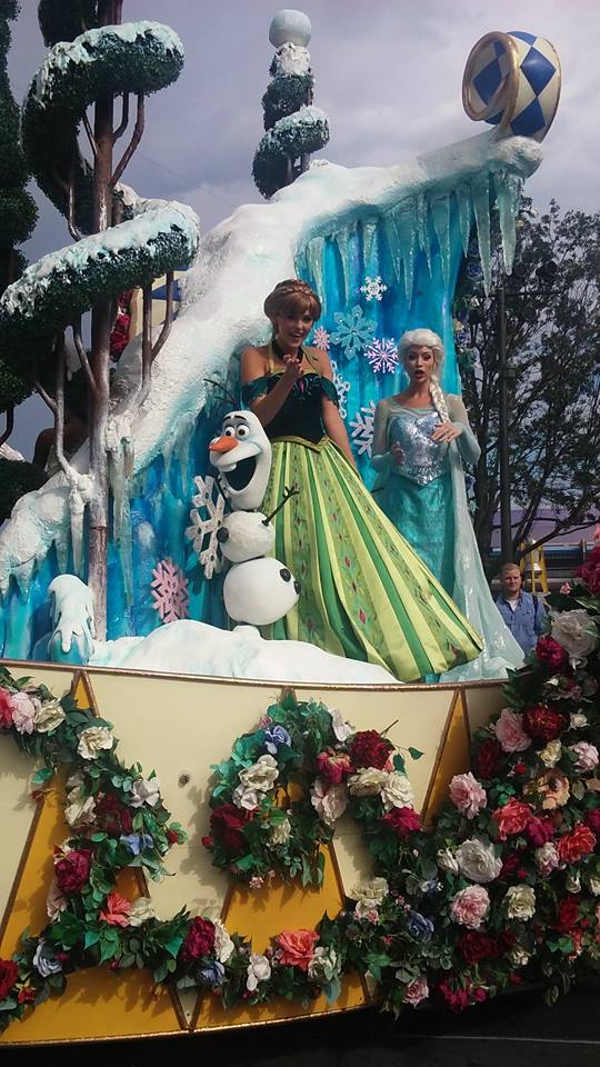 Elsa & Anna @ Disney Parade
